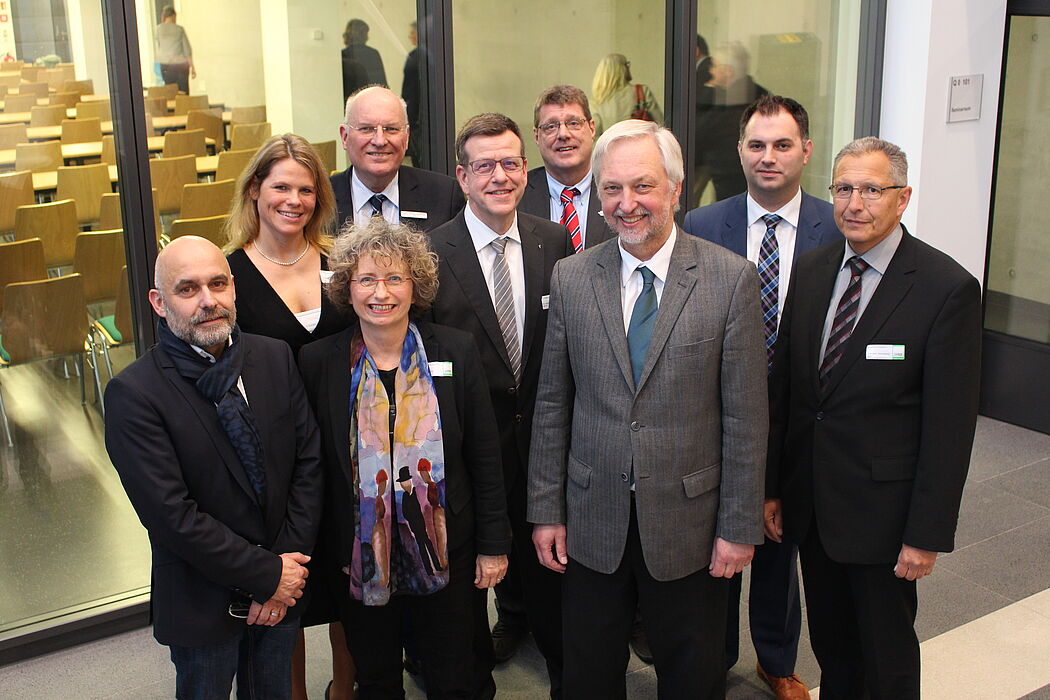 Organisatoren und Referenten freuen sich über den gelungenen Abend zum Thema "Digitaler Wandel": (v. l.) Martin Lüttke, Hanna Rammig, Heike Käferle, Wolfgang Weigel, Dr. Andreas Siebe, Dr. Hans-Joachim Herbermann, Prof. Dr. Wilhelm Schäfer, Christoph 
