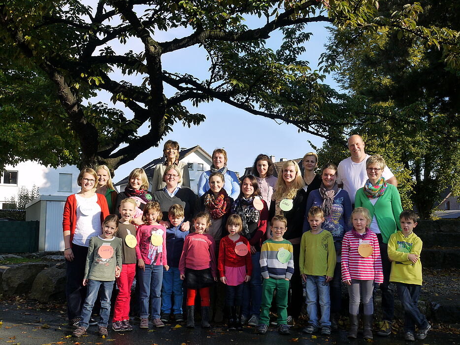 Foto (Universität Paderborn, Heike Probst): Gemeinsam auf den Weg in die Welt der Bücher machten sich die Kinder, Eltern und die Schulleiterin der Almeschule Wewer, Christa Berke, mit der Projektkoordinatorin Sabrina Wiescholek und den Berufsfeld-Prakti