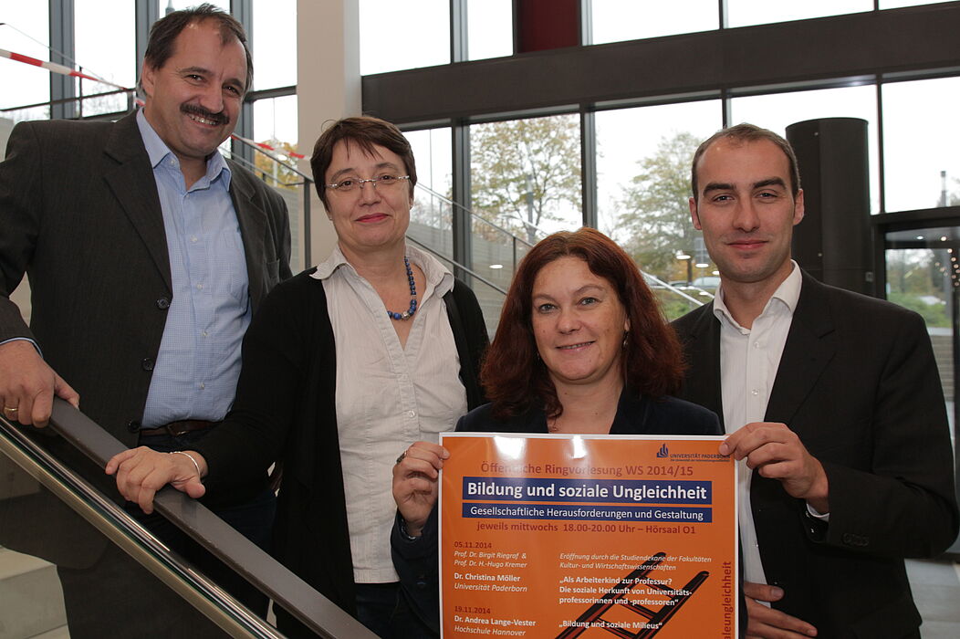 Foto (Universität Paderborn): Die Organisatoren der Ringvorlesung laden die Paderborner Bürgerinnen und Bürger herzlich zur Diskussion ein: Prof. Dr. H.-Hugo Kremer, Prof. Dr. Birgit Riegraf, Dr. Christina Möller und Jun.-Prof. Dr. Karl-Heinz Gerholz