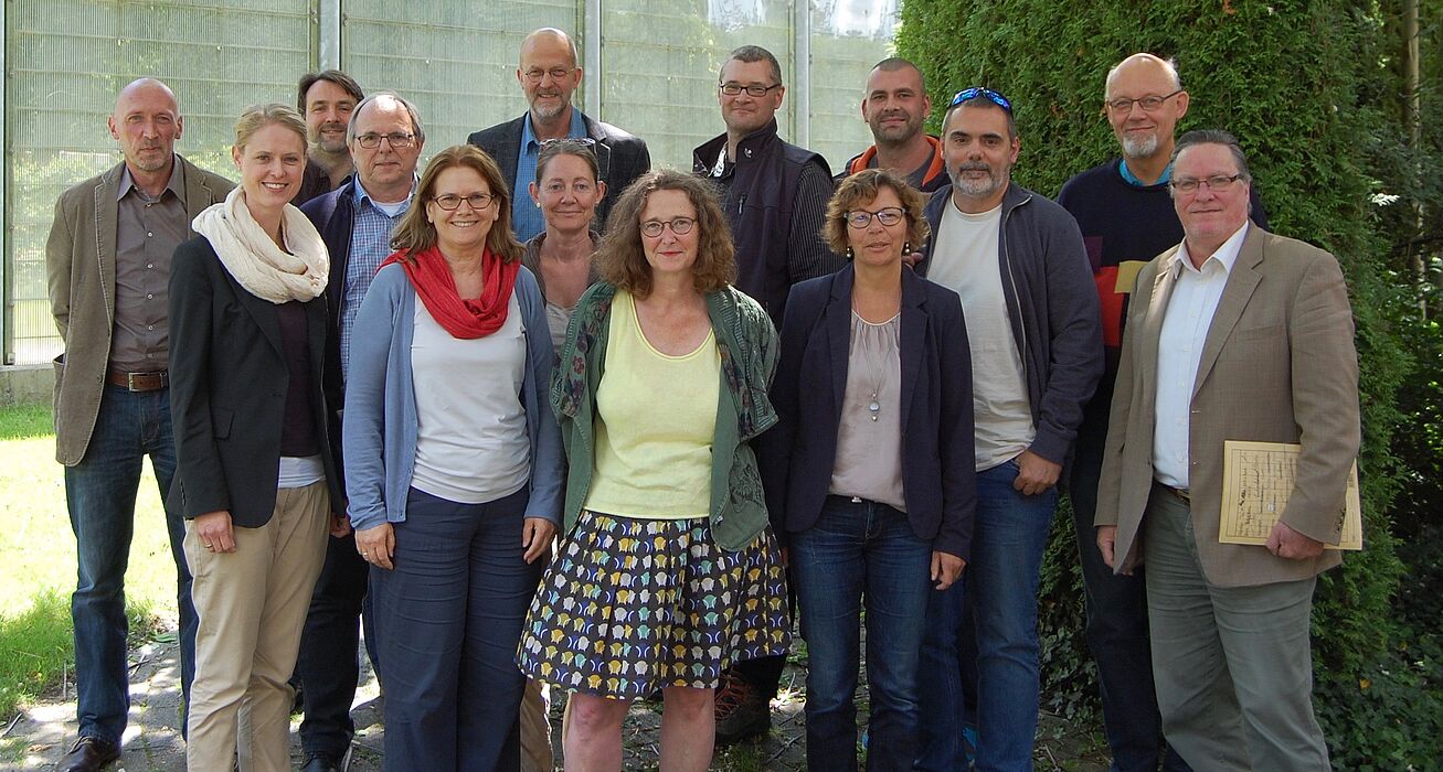 Foto (Universität Paderborn): Projektsteuerungsgruppe, bestehend aus Expertinnen und Experten aller Einrichtungen des Maßregelvollzugs in NRW sowie Dirk Schwerte (1. v. l.), Landesoberbehörde für den Maßregelvollzug in NRW, Dr. Friederike von Gross (