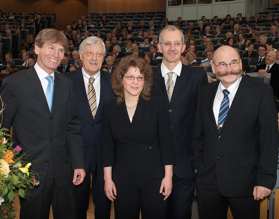 Foto (Martin Decking): (v. li.) Präsident Prof. Dr. Nikolaus Risch, Bürgermeister Heinz Paus, Leibniz-Preisträgerin Prof. Dr. Christine Silberhorn, Festredner Prof. Dr. Marco Dorigo und Kanzler Jürgen Plato.