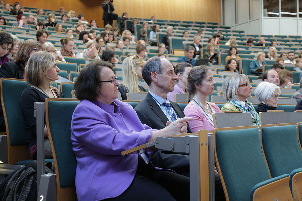 Foto (Universität Paderborn, Vanessa Dreibrodt): Die Kongressteilnehmer im Audimax der Universität Paderborn.