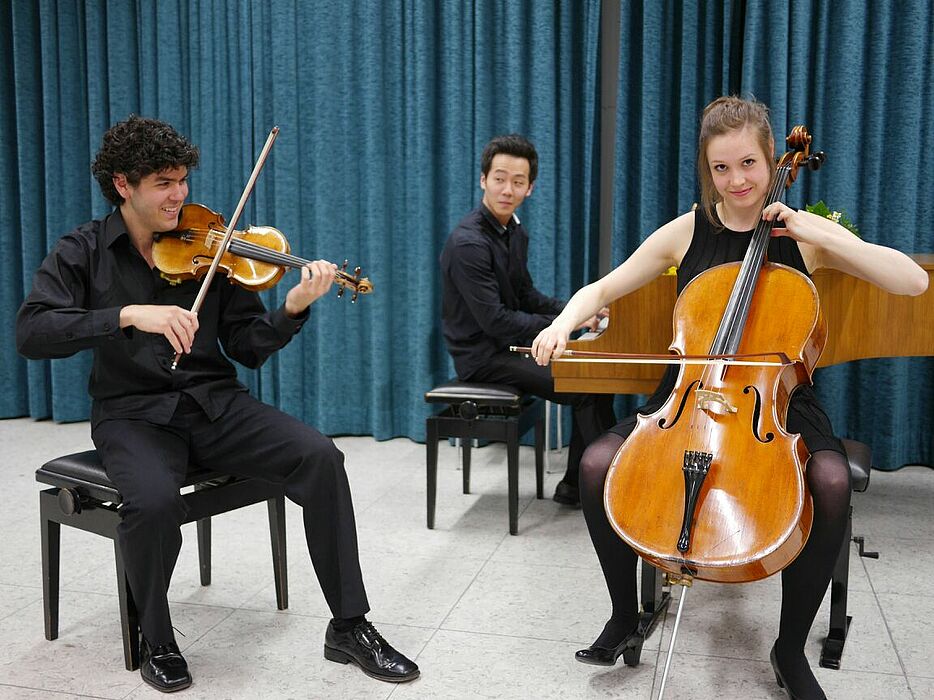 Foto (Hochschulorchester Paderborn): Solisten beim Konzert mit dem Hochschulorchester: Jana Telgenbüscher (Violoncello), Andrés Ramírez-Gastón (Violine) und Soohong Park (Klavier).