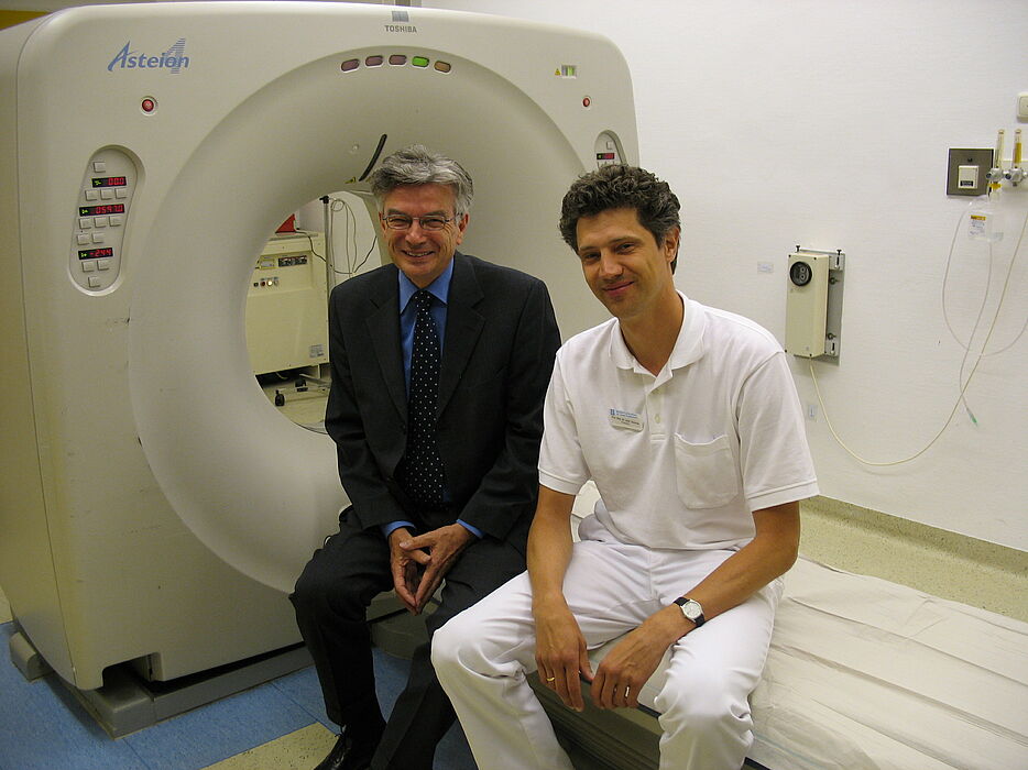 Foto (Christiane Bernert): Prof. Dr. Norbert Köckler (li.) von der Universität Paderborn und Privatdozent Dr. Marc Keberle, Chefarzt der Klinik für Radiologie und Nuklearmedizin des Brüderkrankenhauses St. Josef, vor dem Spiralcomputertomographen der 