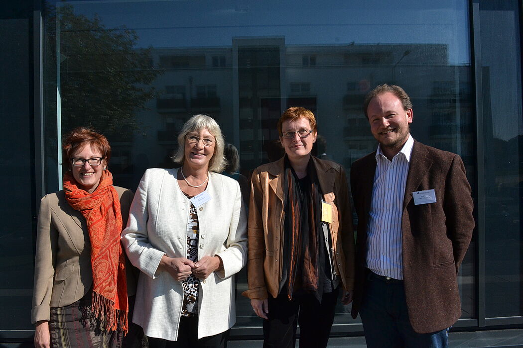 Foto (Universität Paderborn): von links: Prof. Dr. Claudia Öhlschläger (Vergleichende Literaturwissenschaft, Paderborn), Prof. Dr. Christel Adick (Vergleichende Erziehungswissenschaft, Bochum), Prof. Dr. Christine Freitag (Tagungsleitung, Paderborn), P