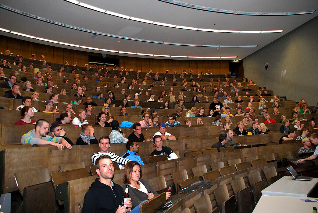 Foto (Universität Paderborn, Christoph Streicher): Übertragung per Video-Stream. Im Hörsaal C1 fanden alle jene Platz, die für das AM kein Ticket mehr ergattern konnten.