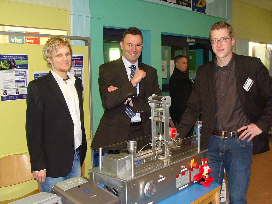 Foto: Frederik Berger (SHK am Institut für Kunststofftechnik, KTP), Prof. Dr.-Ing. Elmar Moritzer und Dipl.-Ing. Dirk Bonefeld informierten Schülerinnen und Schüler zum Maschinenbau-Studium in Paderborn.