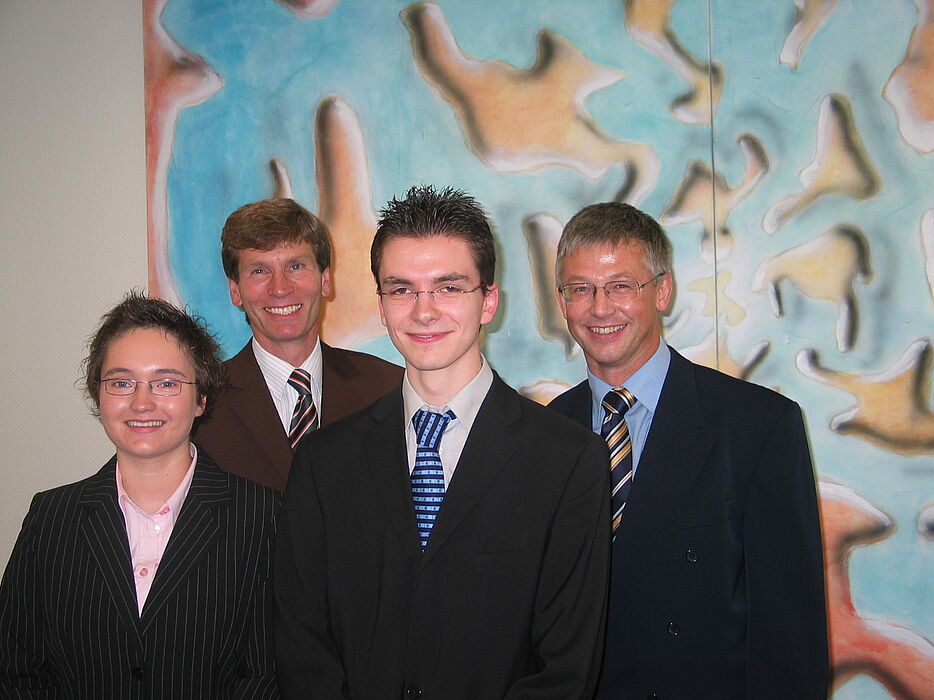 Foto: Verleihung der Preise der Weidmüller Stiftung (v.l.): Preisträgerin Lena Steinhoff, Prof. Dr. Nikolaus Risch, Rektor der Universität Paderborn, Preisträger Sven Lütkemeier und Prof. Dr. Volker Herzig, Geschäftsführer der Weidmüller Stiftung.