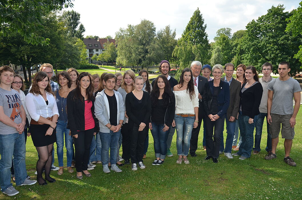 Foto (Stadt Paderborn): Auf Recherche im Paderquellgebiet sind derzeit Studierende der Universität Paderborn. Über das Seminar im Bereich der Medienwissenschaften hat Bürgermeister Heinz Paus die Schirmherrschaft übernommen.