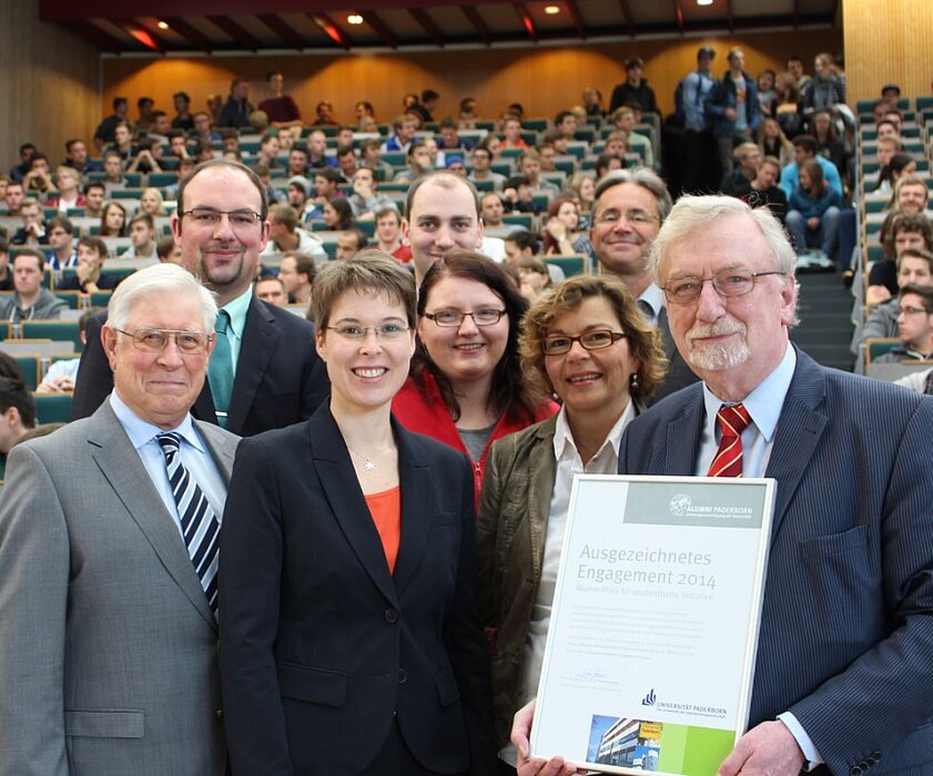 Foto (Universität Paderborn, Alexandra Dickhoff): Der Vorstand von Alumni Paderborn gratuliert dem Vorstand des Vereins „Medien und Technik für Kinder und Jugendliche" (MTKJ) zum Alumni-Förderpreis „Ausgezeichnetes Engagement 2014“: (v. l.) Prof.