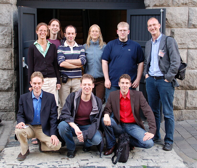 Foto: Freut sich über die finanzielle Unterstützung: die Arbeitsgruppe Festkörpertheorie an der Universität Paderborn mit Dr. Eva Rauls (2. v. l.) und Prof. Wolf Gero Schmidt (r.).