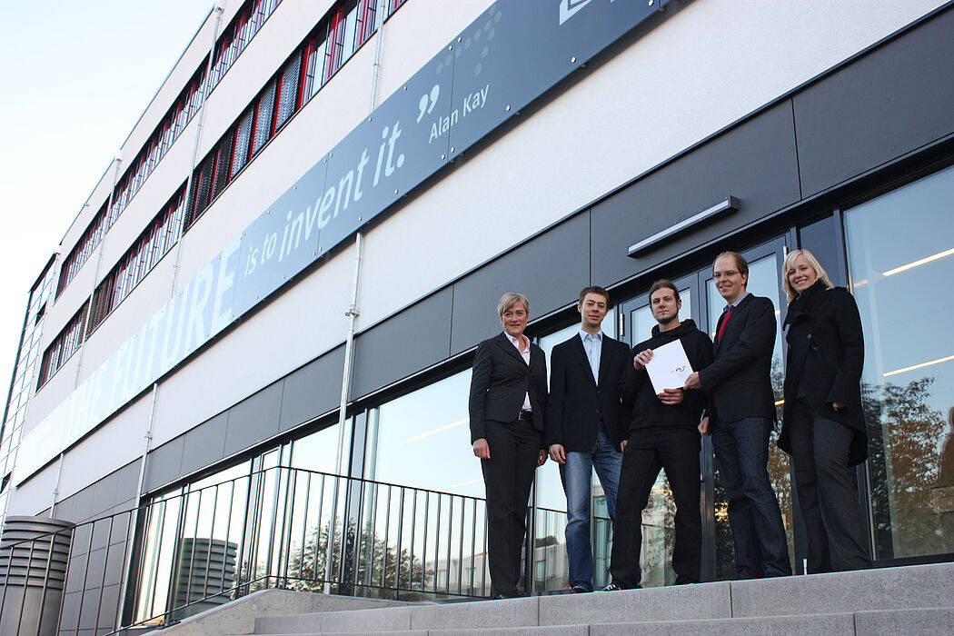 Foto (Universität Paderborn, Jan Aulenberg): Malte Splietker (Mitte) wird beglückwünscht von Alexandra Dickhoff, Geschäftsführerin Alumni Paderborn e.V., Jannis Weide, Vorsitzender von Die Matiker e. V., Andreas Cord-Landwehr, stellvertretender Vorsi