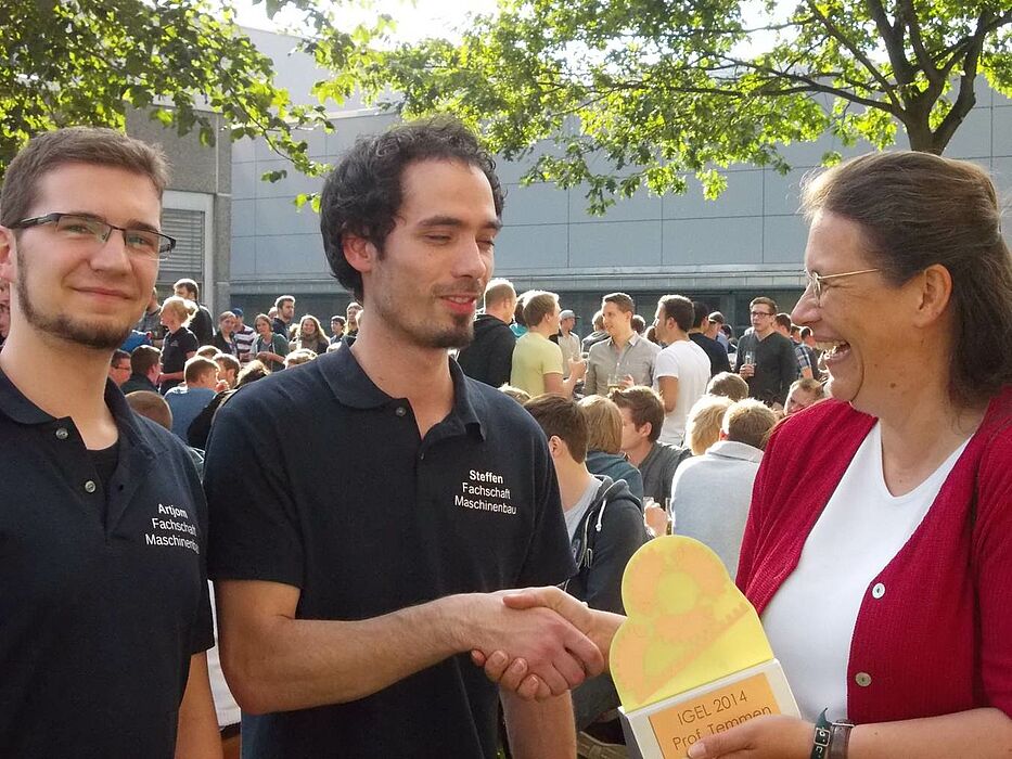 Foto (Universität Paderborn): Preisübergabe an Jun.- Prof. Katrin Temmen (l.).