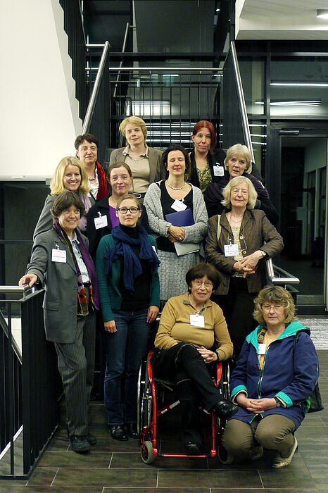 Foto (Heike Probst, Universität Paderborn): 40 Jahre feministische Debatten – Die Referentinnen und ihre Gastgeberinnen: Prof. Dr. Carol Hagemann-White, Dr. Irene Pimminger, Prof. Dr. Elisabeth List, Prof. Dr. Sigrid Metz-Göckel (1. Reihe von unten v.