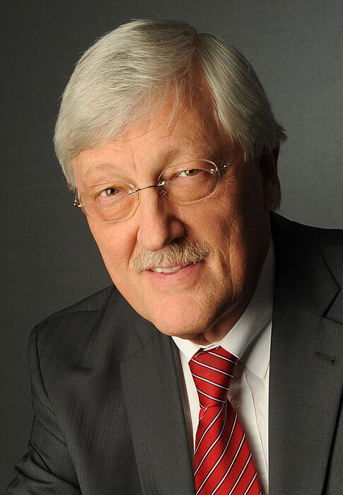 Foto (Stadt Paderborn): Bürgermeister Heinz Paus wird Ehrenbürger der Universität Paderborn.