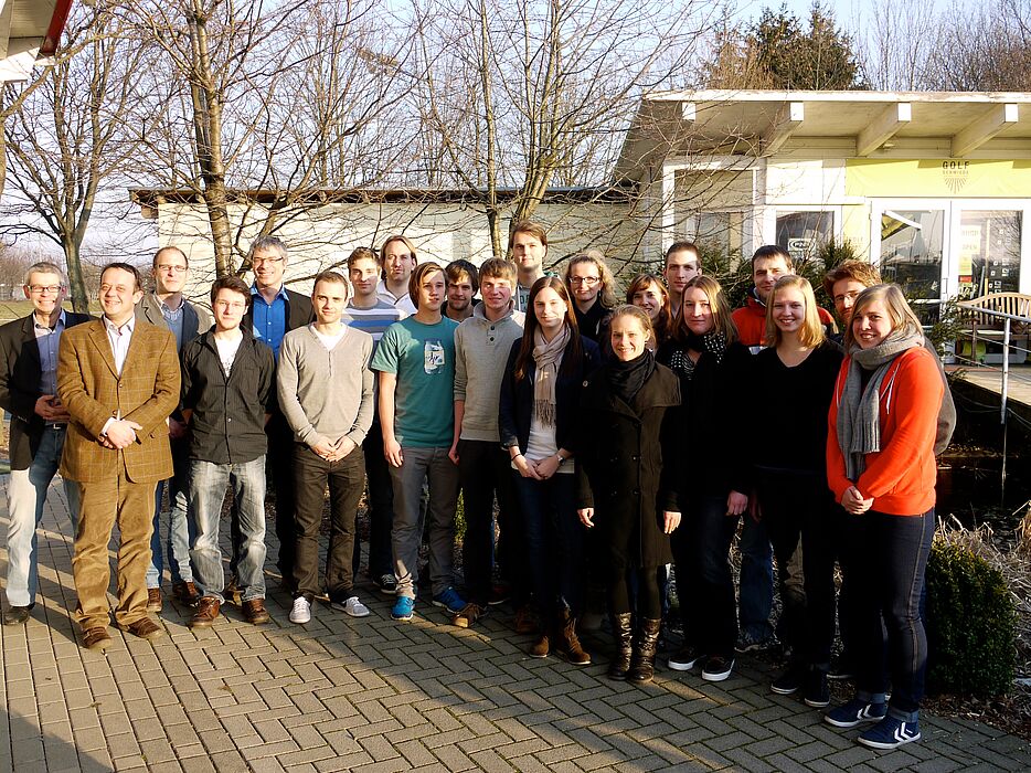 Foto (Universität Paderborn, Heike Probst): Erfolgreicher Start der neuen Beratungsstelle: Dr. Thomas Fußgänger-May (hintere Reihe 1. v. l.), Prof. Dr. Heiko Meier (hintere Reihe 3. v. l.) und Helmut Böhmer (vordere Reihe 1. v. l.) freuen sich mit den