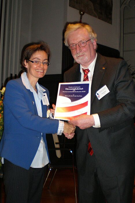 Foto (Stefan Brasse): Bei der Verleihung der Urkunde an Prof. em. Dr. Dr. h. c. mult. Peter Freese durch die Vizepräsidentin der DGfA, Prof. Dr. Carmen Birkle.