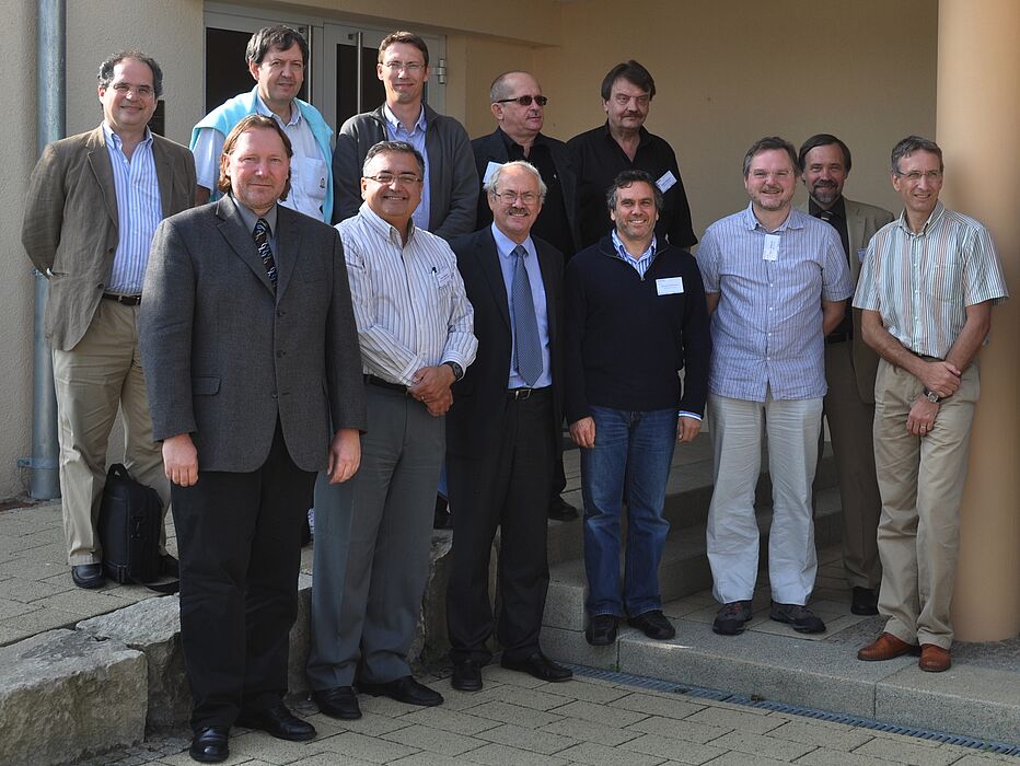 FOTO: (MARK HEINEMANN): Die Professoren des „AstroNet“ und die Vortragenden der „AstroNet“ Sommerschule. Eingeladen hatte ein Forscherteam um Prof. Dr. Michael Dellnitz (v. v. li.) aus dem Institut für Industriemathematik der Universität Paderbo
