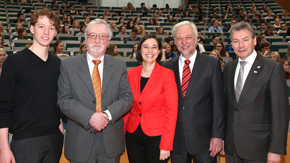 Foto (Universität Paderborn, Nina Reckendorf): Begrüßten gemeinsam die neuen Erstsemester: Maximilian Erdmann (AStA), Peter Freese (Alumni), Yvonne Koch (zentrale Studienberatung), Uni-Präsident Wilhelm Schäfer und Dietrich Honervogt, stellvertretend