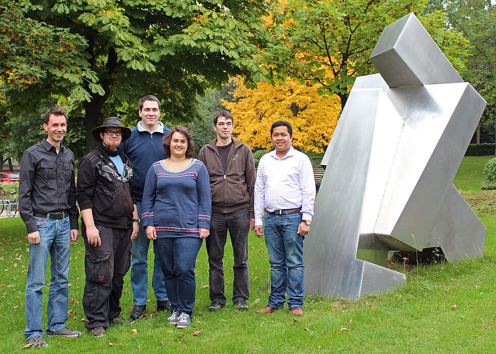 Abbildung (Department Physik): Das Team der „Ultraschnellen Nanophotonik“ (v. l. n. r.): Prof. Dr. Thomas Zentgraf, Lucas Pauly, M. Sc. Holger Mühlenbernd, B.Sc. Franziska Zeuner, Andreas Herbst und Dr. Mulda Muldarisnur.