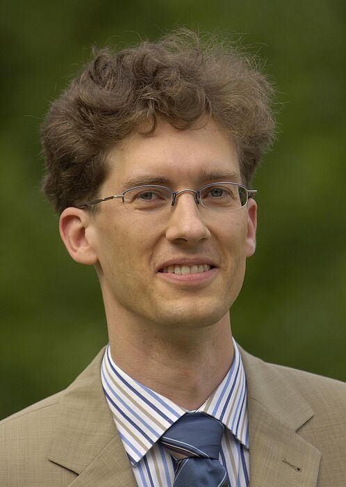 Foto: Dr. Tim Krieger freut sich über den dritten Preis beim Generationengerechtigkeitspreis.