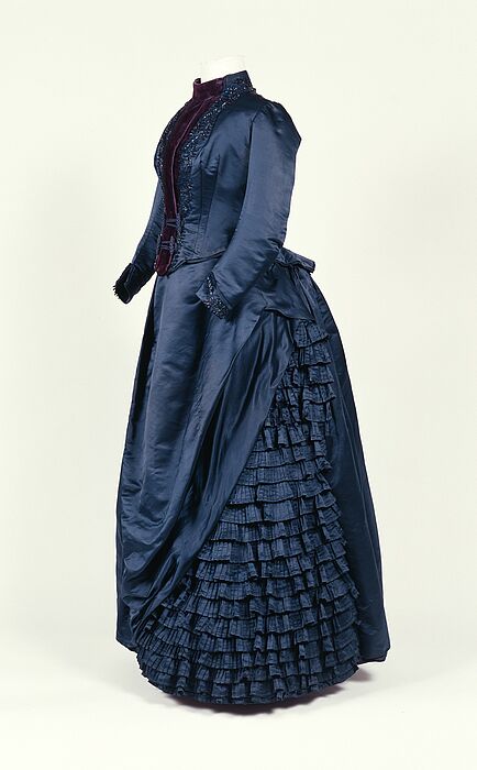 Foto (Historisches Museum Frankfurt am Main): Objekt aus der Sammlung des Historischen Museums Frankfurt: Ein Nachmittagskleid aus Seide, das um 1887 entstanden ist.