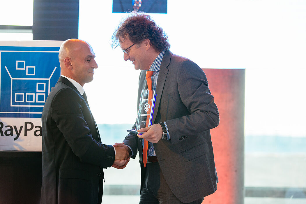 Foto (Universität Paderborn, TecUP): Prof. Dr. Rüdiger Kabst vom Technologietransfer- und Existenzgründungs-Center der Universität Paderborn, TecUP, (r.) überreichte die Auszeichnung an Unternehmensgründer Ragip Aydin (l.).