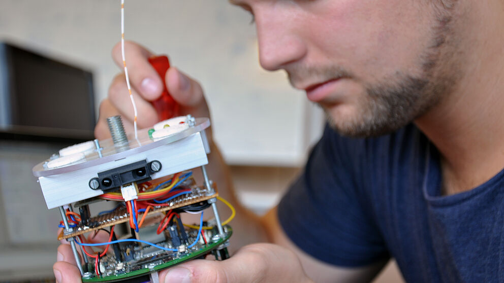 Foto (Universität Paderborn, Nadjia Peijc): Im neuen Studiengang Computer Engineering werden die Paderborner Studenten praktisch und theoretisch an der Schnittstelle von Informatik und Elektrotechnik ausgebildet.