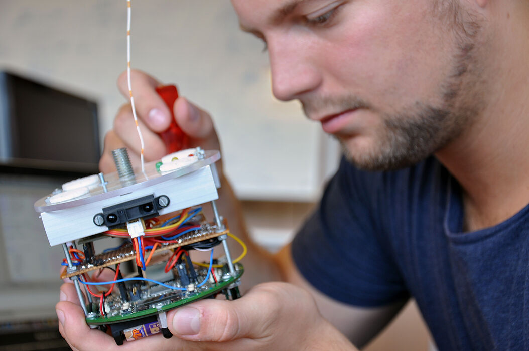 Foto (Universität Paderborn, Nadjia Peijc): Im neuen Studiengang Computer Engineering werden die Paderborner Studenten praktisch und theoretisch an der Schnittstelle von Informatik und Elektrotechnik ausgebildet.