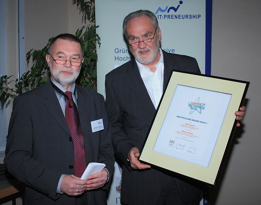 Foto (Universität Paderborn, Frauke Döll): Wilfried Wascher überreichte stellvertretend für das Bundesministerium für Wirtschaft und Technologie die Urkunde des European Enterprise Awards an Bernd Seel, Leiter der Technologietransferstelle UniConsult