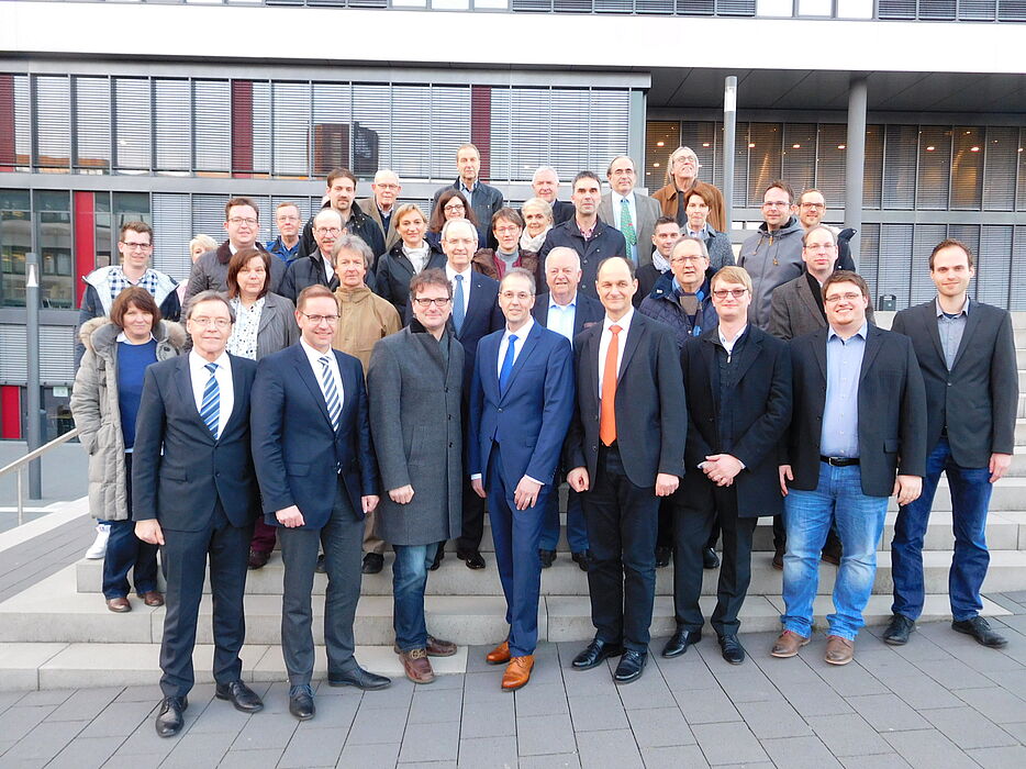 Foto (Universität Paderborn) 1. Reihe v. l.: Christoph Schön, Leiter Stabsstelle Präsidium, Bürgermeister Salzkotten Ulrich Berger, Prof. Dr. Rüdiger Kabst, Vizepräsident Universität Paderborn, Siegfried Finke (MIT Büren), Andreas Breithaupt (MIT 