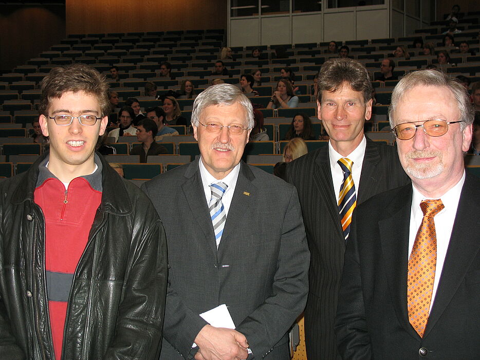 Von links: Asta-Vorsitzender Christian Hachmann, Bürgermeister Heinz Paus, Uni-Rektor Prof. Dr. Nikolaus Risch und Alumni-Vorsitzender Prof. Dr. Dr. h.c. mult. Peter Freese begrüßten im Auditorium Maximum Paderborns Erstsemester für das Sommersemester
