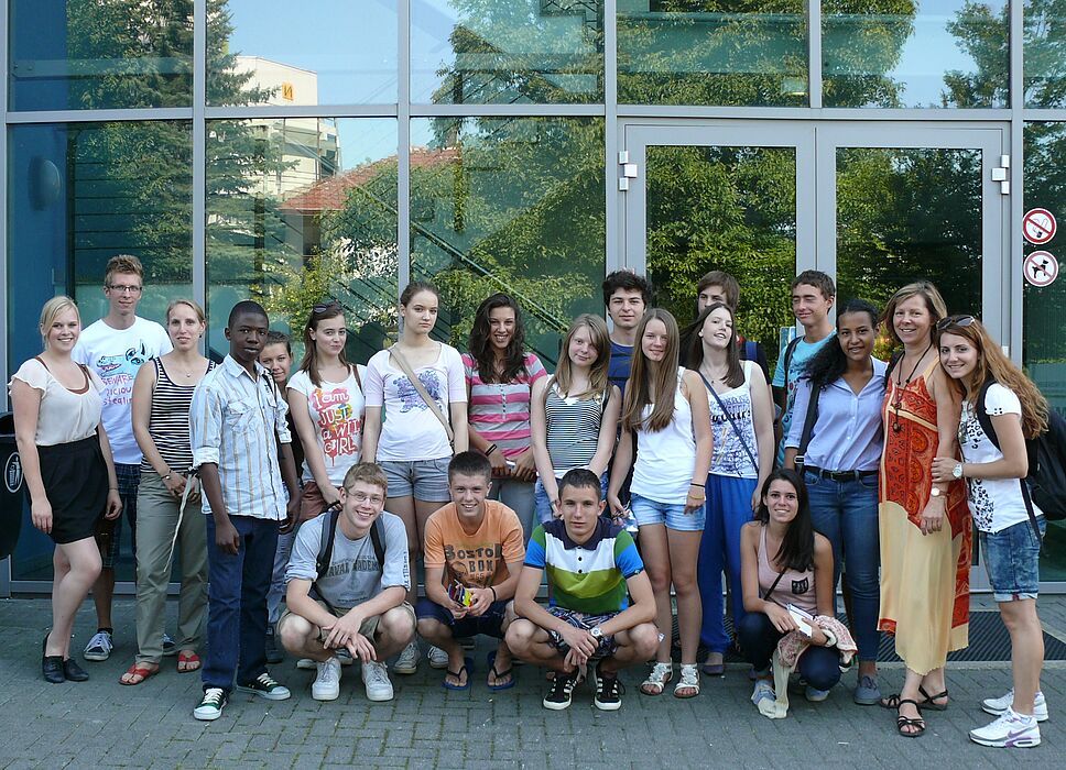 Foto: (v. links) Silvia Sporkmann, Christoph Beklas und Julia Elsner vom PLAZ führten mit den Stipendiatinnen und Stipendiaten des PASCH-Jugendkurses und der Kursleiterin Andrea Thierfelder de Matos (2. v. links) eine Universitätsrallye durch.