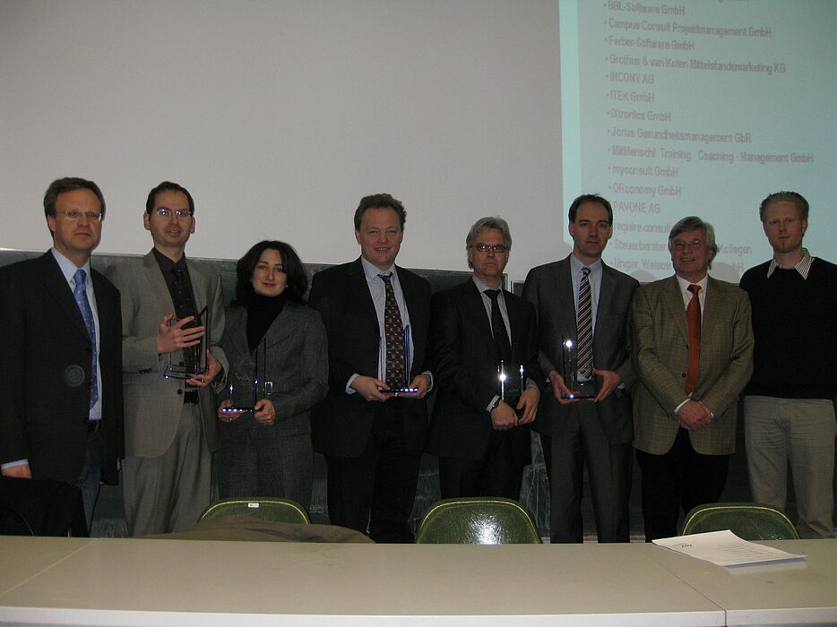 Foto (Universität Paderborn): (v. li.): Jürgen Geisler (TechnologiePark GmbH), Patrick Söhlke (Next Vision GmbH), Sevda Dogan (MKV Consult), Dr. Philipp Schlautmann (MTplus), Nikolaus Schwarzer (GAUSS-LVS mbH), Uwe Ulbrich (Net at Work Netzwerksysteme 