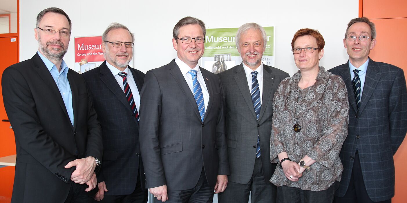 Foto (Universität Paderborn, Nina Reckendorf), v. li.: Prof. Dr. Norbert Eke, Dekan Prof. Dr. Volker Peckhaus, Bürgermeister Michael Dreier, Uni-Präsident Prof. Dr. Wilhelm Schäfer, Prof. Dr. Christine Freitag und Dr. Thomas Reuther.