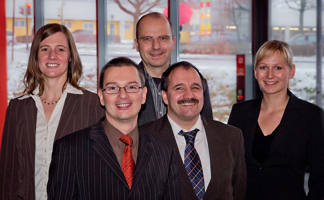 Foto (Universität Paderborn, Marcel Gebbe): Von links: Die wissenschaftliche Begleitung des Innovationsprojekts InLab freut sich über die erfolgreiche Projektarbeit: Dipl.-Hdl. Andrea Zoyke, Prof. Dr. Marc Beutner, Dipl.-Hdl. Christof Gockel, Prof. Dr. 