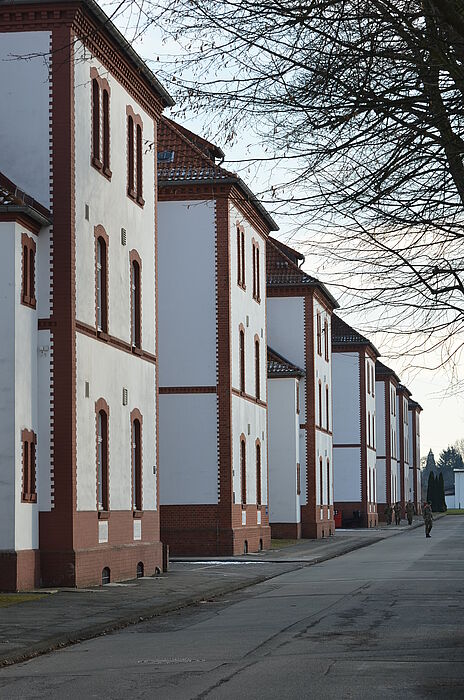 Foto (Stadt Paderborn): Das sechste Netzwerktreffen führt die Mitglieder der Universitätsgesellschaft Paderborn auf das Gelände der Alanbrooke-Kaserne.