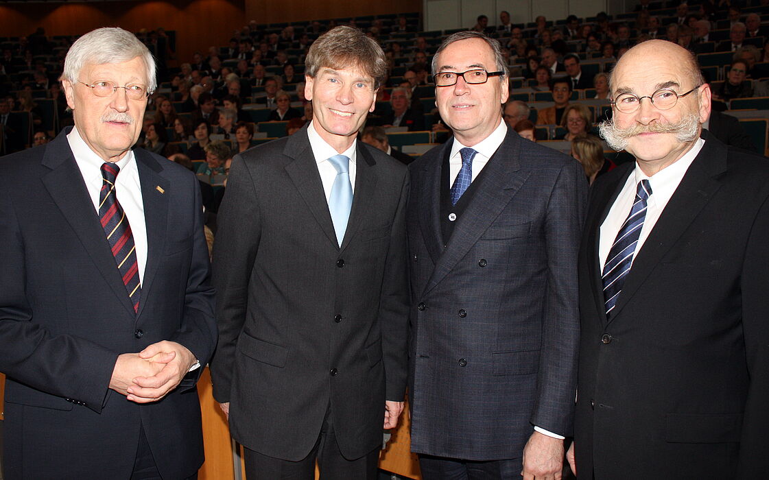Foto (Universität Paderborn, Patrick Kleibold): Der Präsident der Universität Paderborn, Prof. Dr. Nikolaus Risch (zweiter v. l.), Kanzler Jürgen Plato (r.) und Bürgermeister Heinz Paus (l.) begrüßten den Festredner Prof. Dr. Horst Neumann, Mitglie