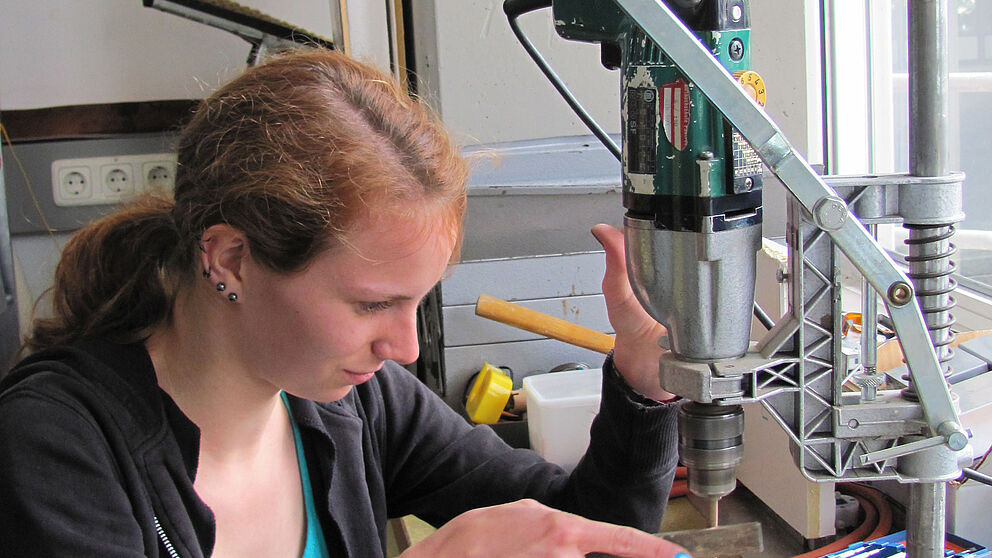 Foto: (Miriam Gwisdalla): Praktische Erfahrungen: Während des Schnupperstudiums bekommen die Teilnehmerinnen viele Möglichkeiten, um erste Eindrücke vom Studium an der Universität Paderborn zu sammeln.