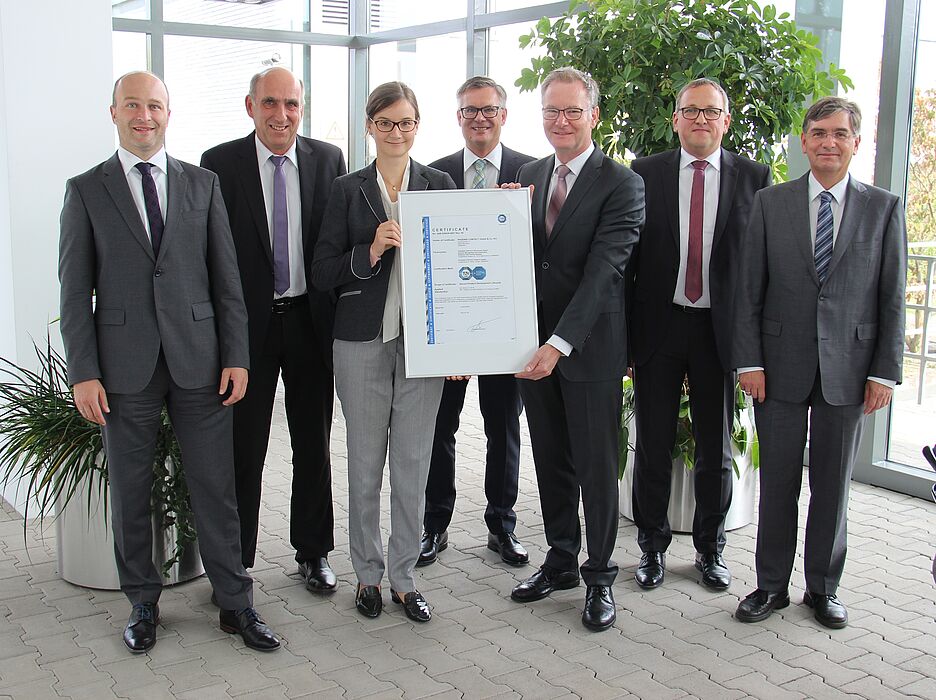 Foto (Phoenix Contact): Zertifikats-Übergabe durch den TÜV Süd an die Phoenix Contact-Geschäftsführung.