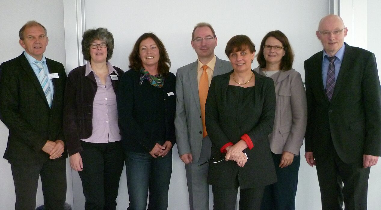 Foto (Universität Paderborn, Regine Bigga): Feierliche Eröffnung des Studiengangs „Lehramt an Berufskollegs mit den beruflichen Fachrichtungen Ernährungs- und Hauswirtschaftswissenschaft sowie Lebensmitteltechnik“ (von links): Prof. Dr. Helmut Hese