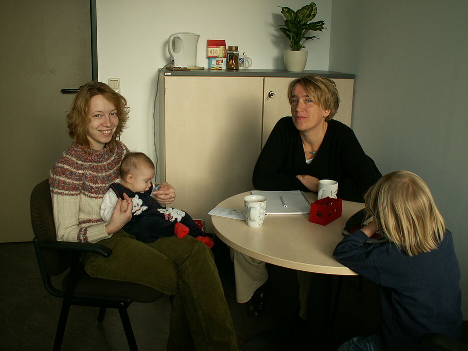Foto (v. re.): Barbara Pickhardt vom Eltern-Service-Büro der Universität Paderborn im Beratungsgespräch mit der wissenschaftlichen Mitarbeiterin Sandra Boedeker. Mit von der Partie: Anais und Noah.