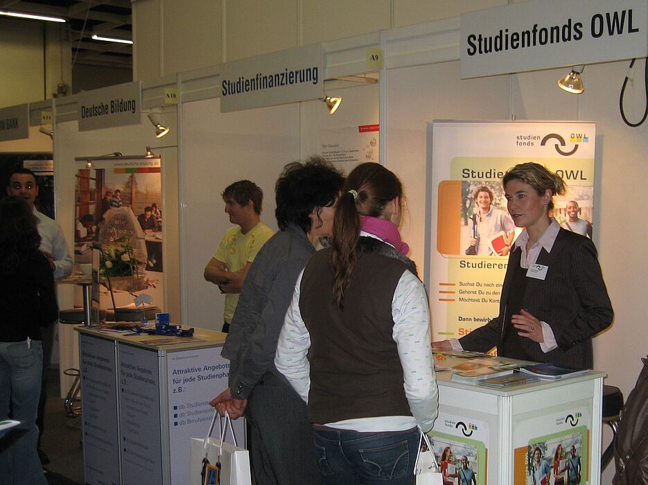 Foto: Ebenfalls auf der Messe Einstieg ABI mit einem Stand vertreten war der Studienfonds OWL. Katja Urhahne (rechts) informierte viele Interessierte über den Studienfonds. Infos im Web: www.studienfonds-owl.de