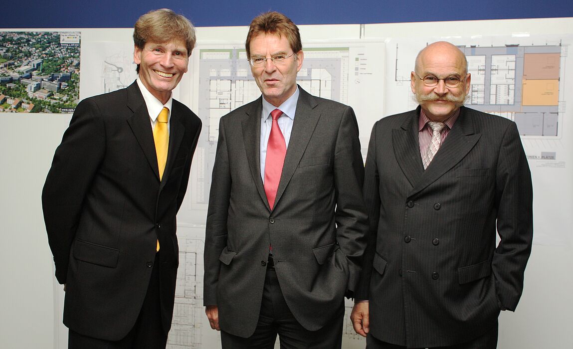 Foto (Universität Paderborn, Frauke Döll): Präsident Prof. Dr. Nikolaus Risch, Helmut Dockter, Staatssekretär im Ministerium für Innovation, Wissenschaft und Forschung NRW, und Kanzler Jürgen Plato (v. l.).