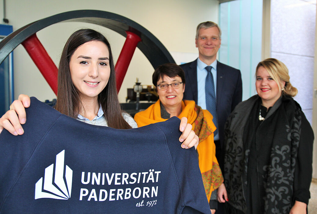 Foto (Universität Paderborn, Vanessa Dreibrodt): (v. l.) Begrüßten Gamze Pehlivan als 20.000ste: Prof. Dr. Birgit Riegraf, Vizepräsidentin für Lehre, Studium und Qualitätsmanagement, Prof. Dr.-Ing. Volker Schöppner, Dekan der Fakultät für Maschin
