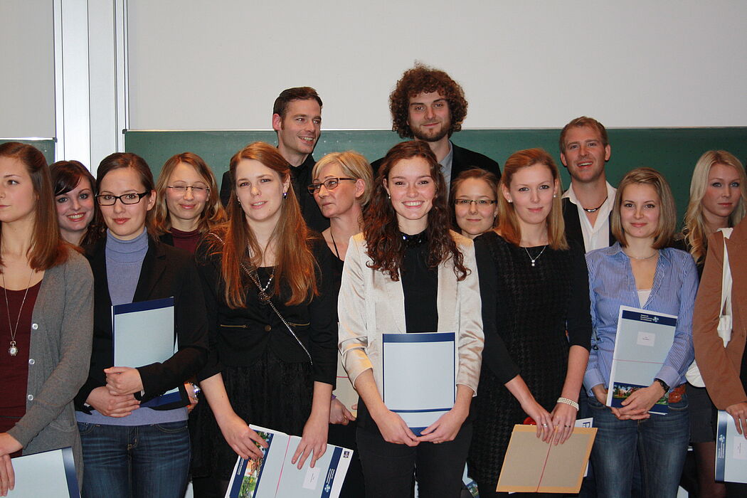 Foto (Universität Paderborn, Maren Büttgen): Glückliche Absolventinnen und Absolventen der Ersten Staatsprüfung.