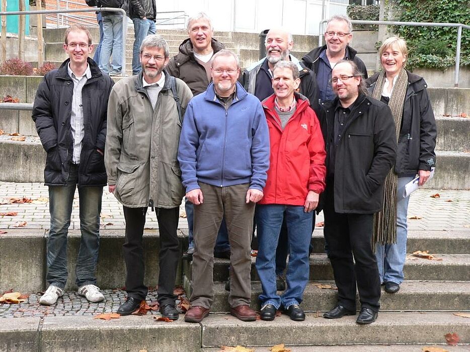 Foto (Heiko Nowack): Vor 30 Jahren haben Alumnus Heiko Nowack und sechs Kommilitonen ihr Informatikstudium an der Universität begonnen. Nun sind sie für einen ausführlichen Rundgang an ihre alte Wirkungsstätte zurückgekehrt.