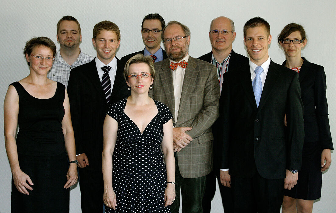 Foto (Universität Paderborn, Anna Schiwitza): Das Team von „studiolo communis“ (v.l.n.r.): Dr. Gudrun Oevel, Heiko Nöthen, Andreas Oberhoff, Prof. Dr. Eva-Maria Seng, Alexander Strothmann, Prof. Dr.-Ing. Reinhard Keil, Andreas Brennecke, Jonas Schul