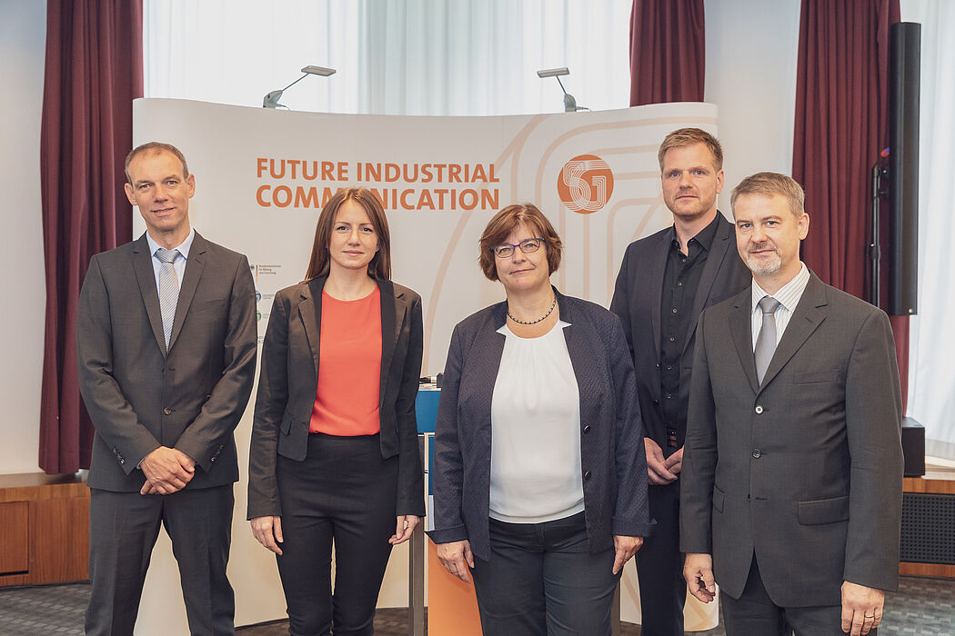 Prof. Johannes Blömer, Universität Paderborn, Ina Karabasz, Handelsblatt, Dr. Heike Prasse, BMBF, Dr. Gunnar Schomaker, SICP - Software Innovation Campus Paderborn, Dr. Lutz Stobbe, Fraunhofer IZM (v. l.). Foto: MIKA-fotografie | Berlin