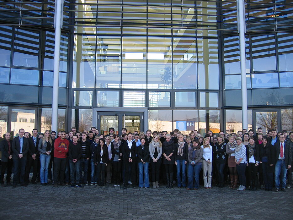 Foto (Universität Paderborn): Paderborner Studierende der Fakultät für Wirtschaftswissenschaften erhalten praktische Einblicke bei der IHK mit Jürgen Behlke (Leiter und Geschäftsführer der Paderborner Zweigstelle der IHK) und Michael Bünermann (Per